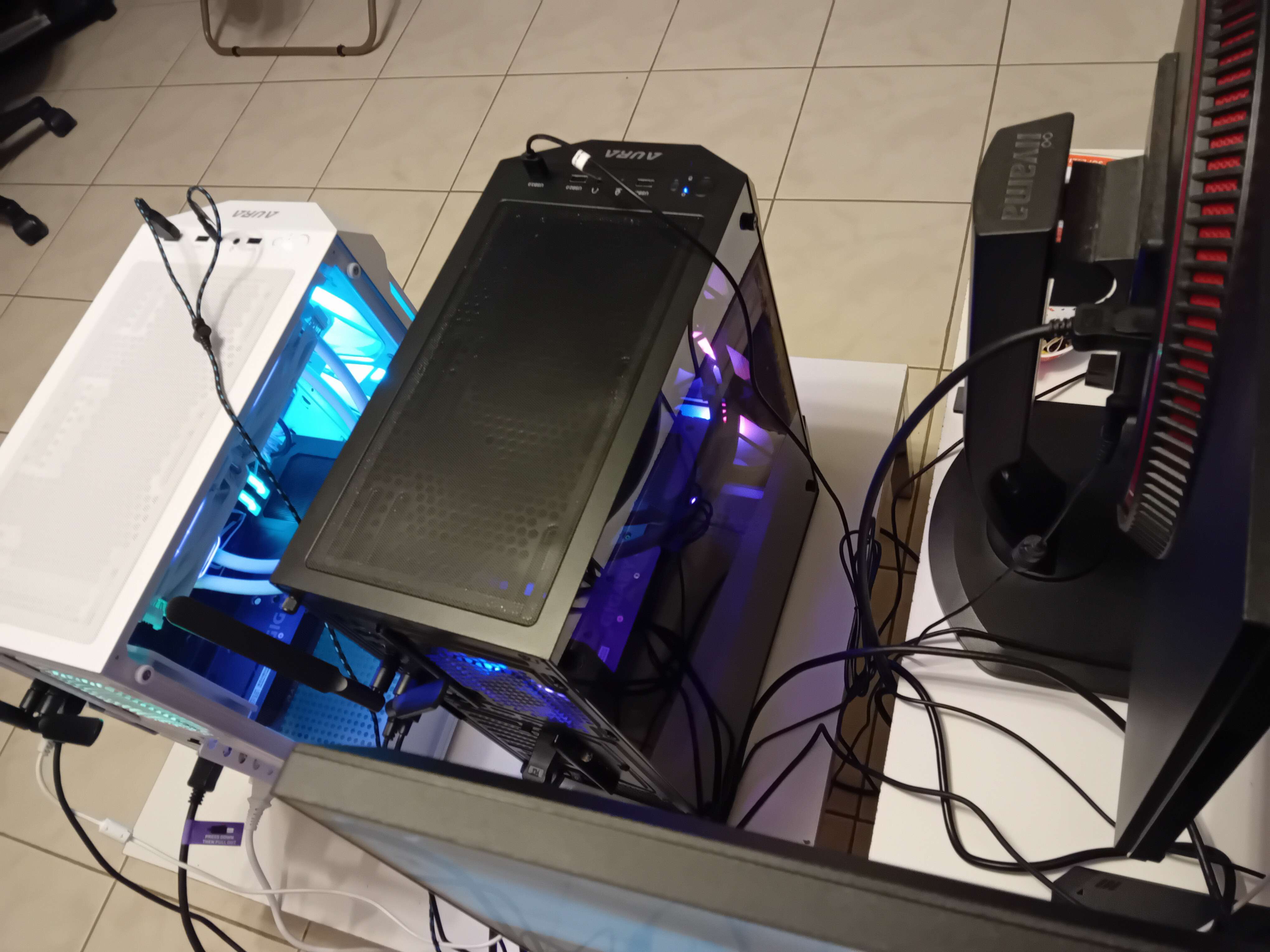 Deux PC gaming assemblés côte à côte